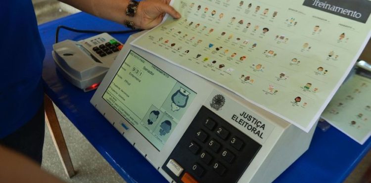 Votação manual na 347ª zona eleitoral, na Vila Matilde, em São Paulo