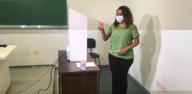 Mulher eleita prefeita de Bauru sofre ataques racistas às vésperas da eleição: ‘cara de favelada’
