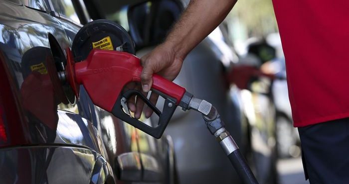 Bolsonaro edita decreto que obriga posto a informar em painel composição do preço do combustível