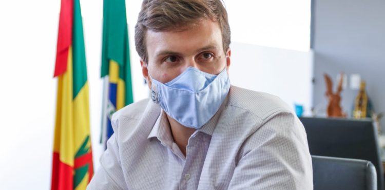 Miguel Coelho anuncia retomada de negociação para compra de imunizantes contra a covid-19