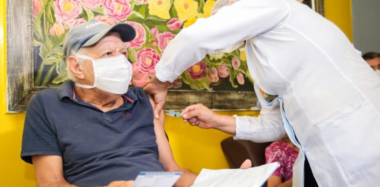 Petrolina amplia vacinação contra COVID-19 para idosos acima de 78 anos