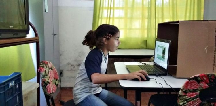 Bolsonaro veta ajuda financeira para internet de alunos e professores das escolas públicas