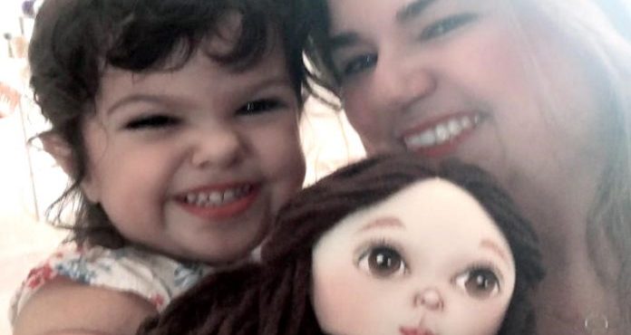 Mãe desenvolve boneca com nanismo para promover inclusão da filha