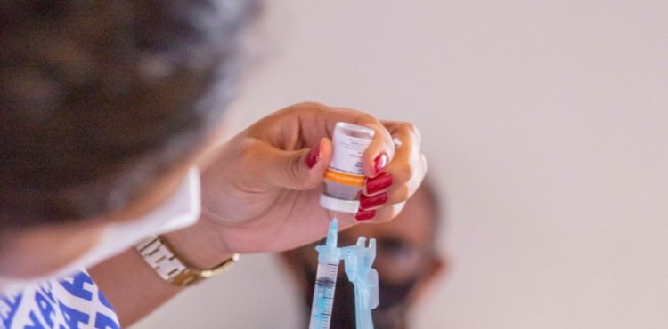 Estoque de vacinas deve garantir segunda dose da CoronaVac em Pernambuco