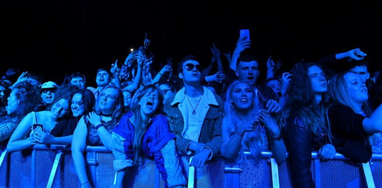 Evento-teste reúne 5 mil pessoas sem máscara e distanciamento em festival de música em Liverpool