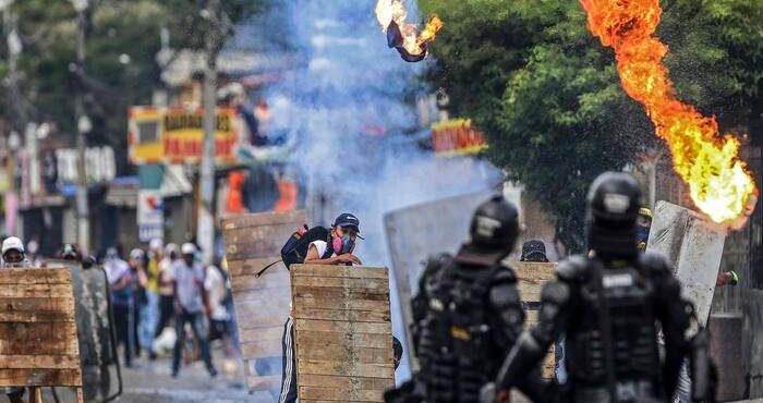 Número de mortos em protestos na Colômbia aumenta; ONU e UE pedem calma