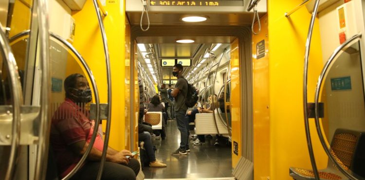 Covid-19: mortes seguem caindo lentamente, mas casos voltam a subir