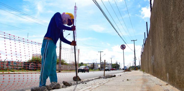 Implantação de LED na Avenida Clementino Coelho está 60% pronta em Petrolina