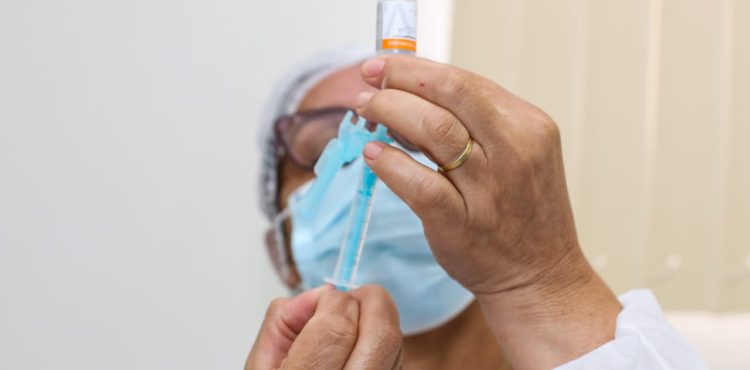 Pernambuco recebe novo lote com 129.870 mil doses de vacinas da Pfizer