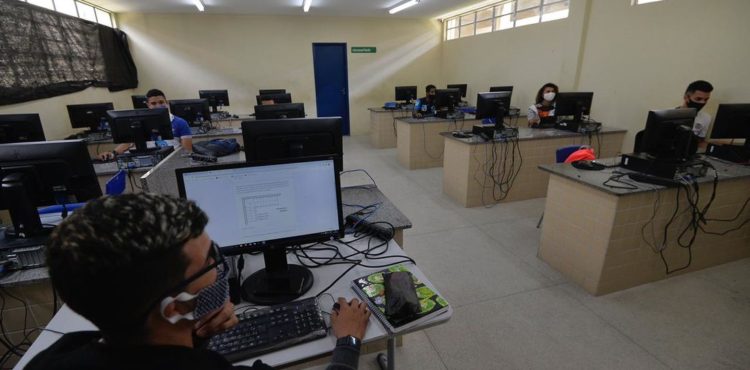 Alunos do 1º ano do ensino médio da rede pública de Pernambuco voltam às aulas presenciais