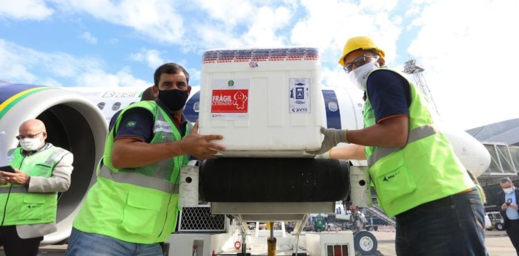 Pernambuco recebe lote com mais de 240 mil vacinas e amplia imunização de grupos prioritários