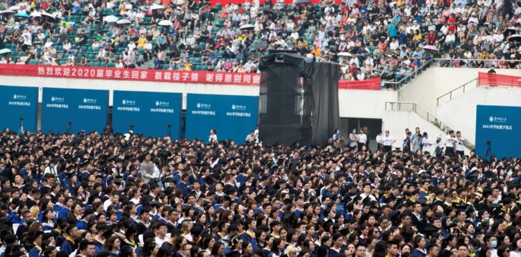 Wuhan tem formatura com 11 mil estudantes aglomerados