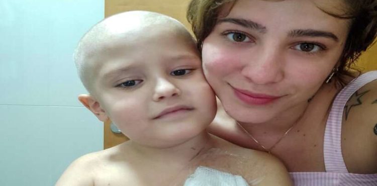 Mãe se emociona em vídeo raspando cabelo de filho com leucemia