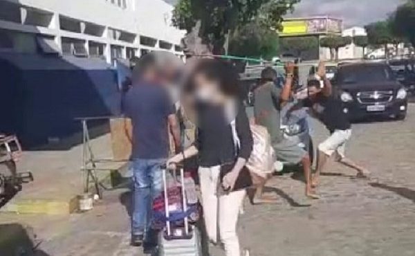 Pancadaria de usuários de drogas na porta rodoviária provoca pânico em passageiros e trabalhadores; veja vídeo