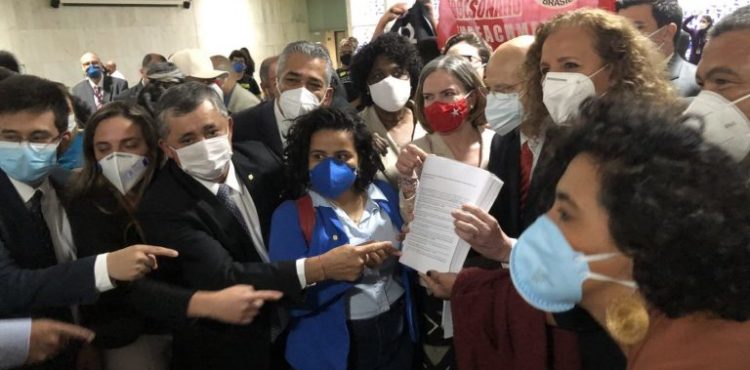 ‘Superpedido’ de impeachment suprapartidário é apresentado na Câmara