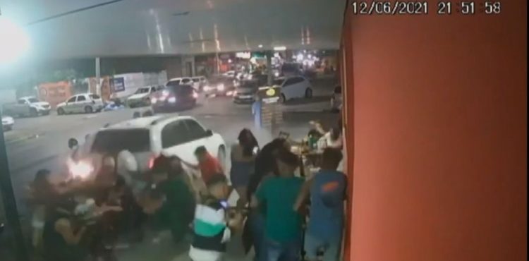 Carro invade bar e deixa pessoas feridas em Feira de Santana