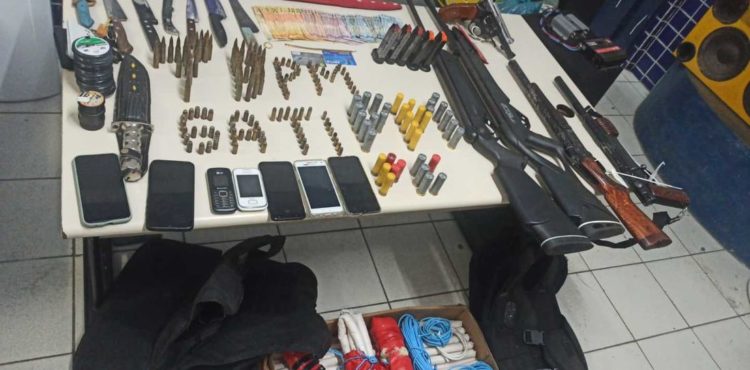 Operação prende quatro membros de quadrilha no Sertão; Polícia apreendeu espingardas e explosivos
