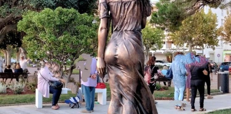 Estátua com roupas sensuais gera debate sobre machismo na Itália