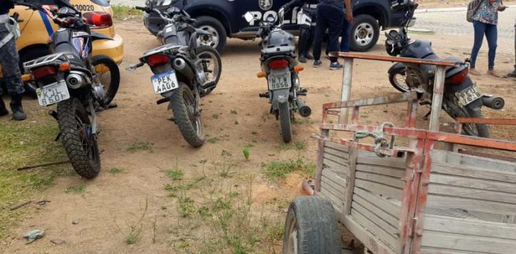 Polícia descobre no bairro Cacheado, terreno que guardava motos roubadas na região