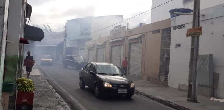 Após incêndio, grande quantidade de fumaça continua saindo de loja de produtos naturais em Petrolina