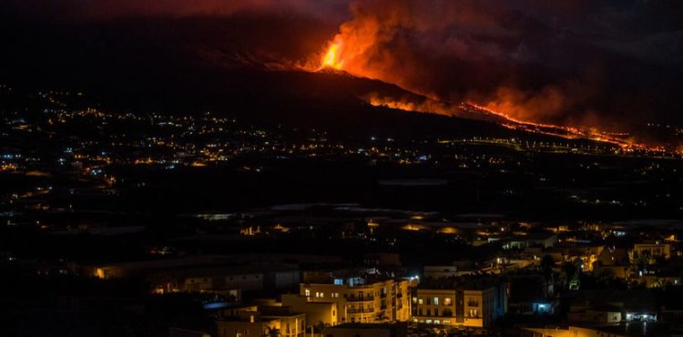 Lava do vulcão nas Ilhas Canárias deve chegar ao mar em breve