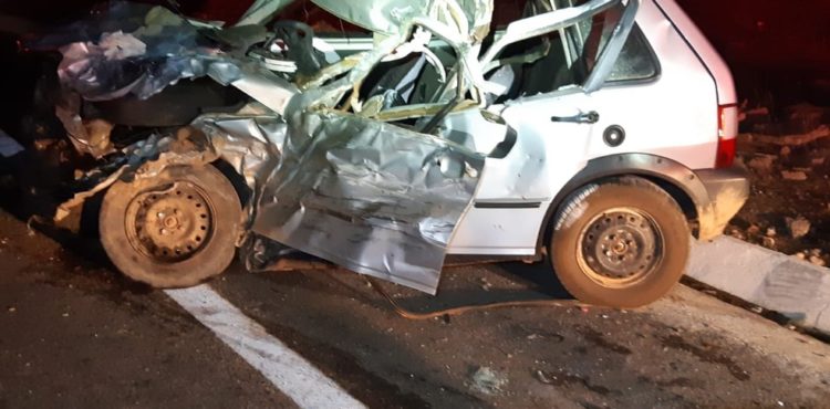 Duas pessoas morrem durante colisão entre carro e caminhão na BR-407 em Petrolina