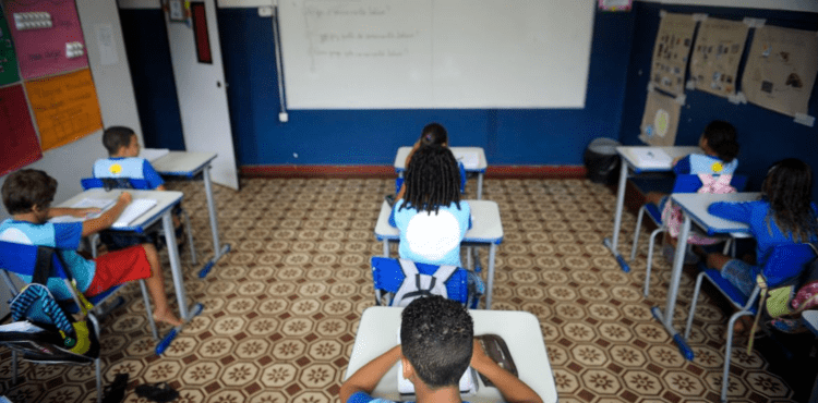 Bahia monitora número de casos para retornar 100% das aulas presenciais na terça