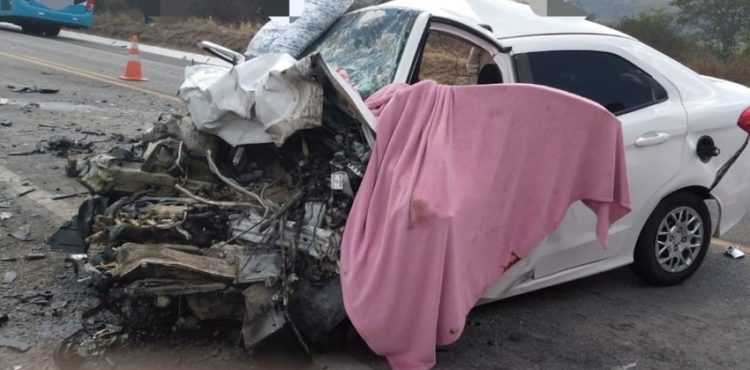 Grave acidente entre dois carros deixa 3 mortos e 5 feridos na BR-232, em Pesqueira (PE);