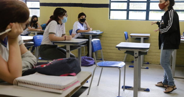 Escolas em Pernambuco não terão mais que manter distância mínima entre carteiras nas salas de aula