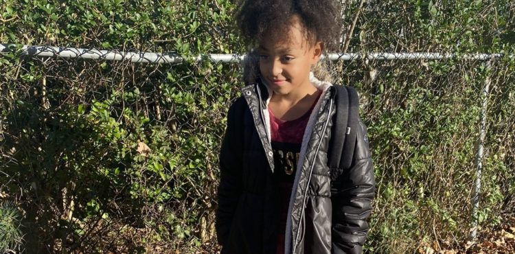 Garota de 9 anos liga para emergência e salva família ao desbloquear celular com o rosto do pai