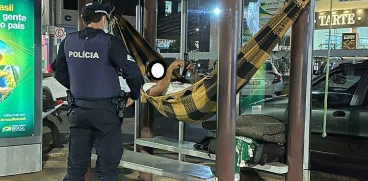 Homem foragido da Justiça da Paraíba é preso após armar rede em ponto de ônibus no DF