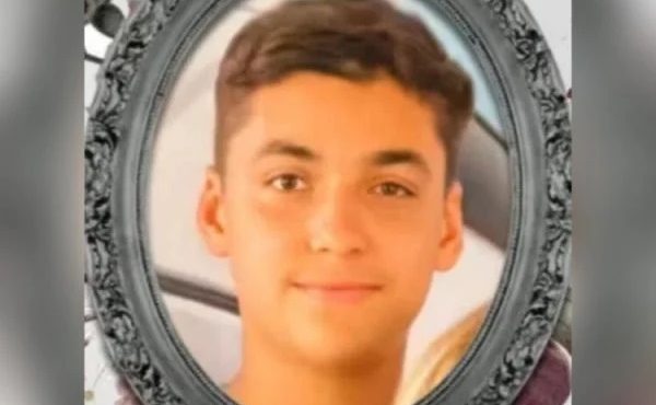 Adolescente morre ao carregar celular na tomada e tomar choque