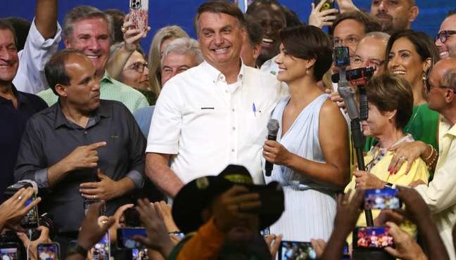 Bolsonaro empurra intérprete de libras em evento do PL