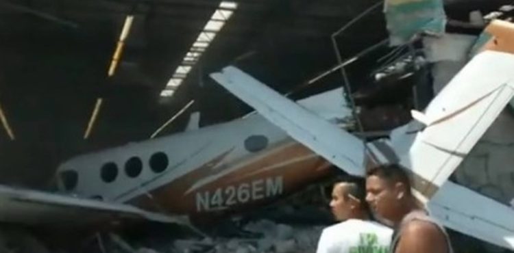 Avião cai dentro de supermercado no México e mata três