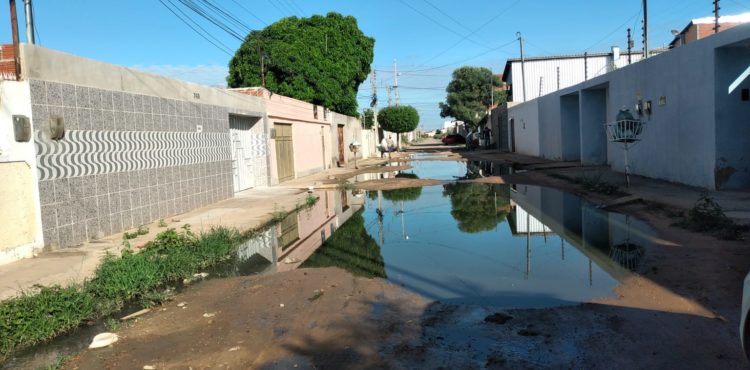 “É questão de saúde pública”, desabafa moradora do Loteamento Recife que está há 12 dias com lagoa de esgoto na porta de casa