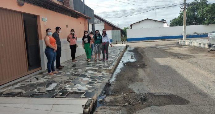 Por conta de esgoto estourado, larvas invadem residências no Cosme e Damião Por conta de esgoto estourado, larvas invadem residências no Cosme e Damião