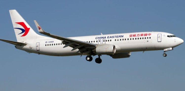 Avião com 132 pessoas a bordo cai na China