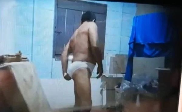 Vídeo: homem é filmado invadindo casa para cheirar e usar calcinhas Vídeo: homem é filmado invadindo casa para cheirar e usar calcinhas