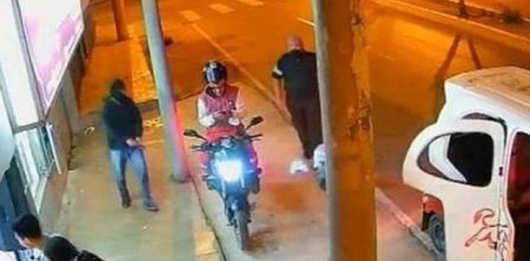 Ladrão mata comparsa acidentalmente durante assalto; veja vídeo