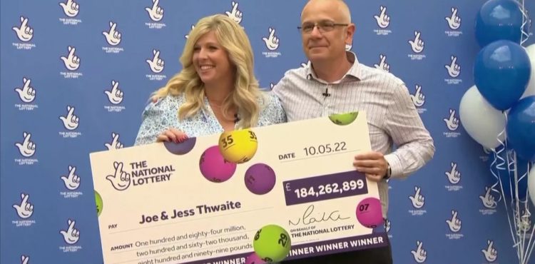 Casal ganha R$ 1 bilhão em loteria; maior prêmio da história no Reino Unido