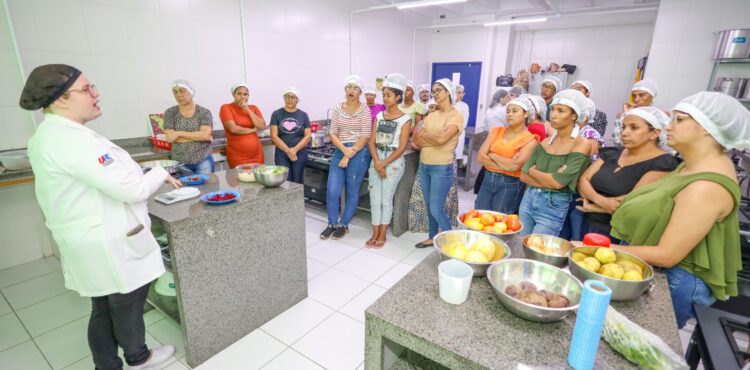 Mais de 300 auxiliares de cozinha passam por formação sobre manipulação de alimentos no ambiente escolar 