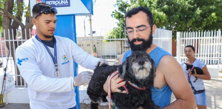 Centro de Controle de Zoonoses segue vacinando cães e gatos contra a raiva  