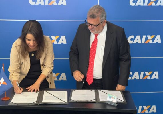 Em Brasília, governadora Raquel Lyra assina contrato com a Caixa Econômica Federal e recebe primeiro cartão do Programa Mães de Pernambuco