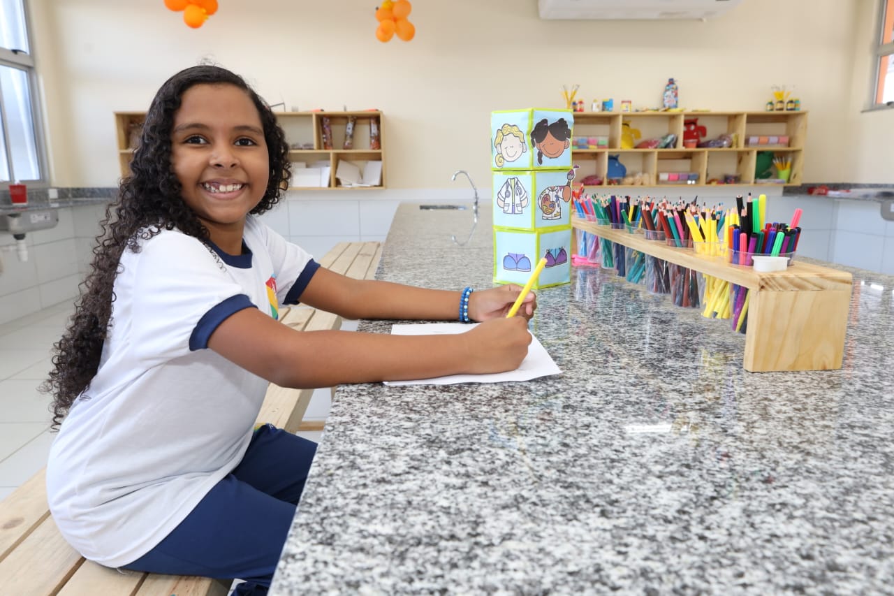 Fam Lias Celebram Entrega Dos Kits De Fardamento Aos Estudantes Da Rede