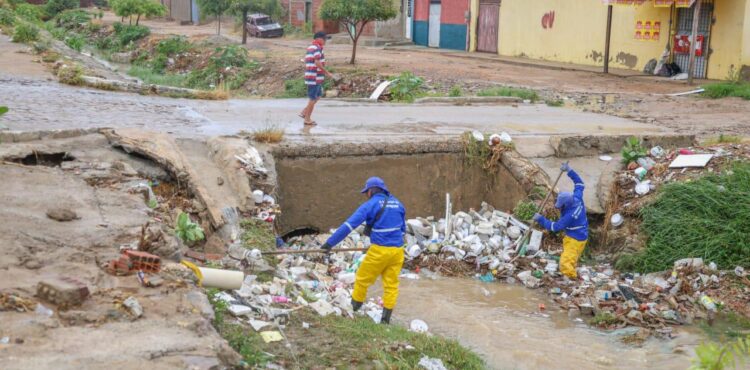 Limpeza e drenagem são intensificadas depois de chuva histórica em Petrolina