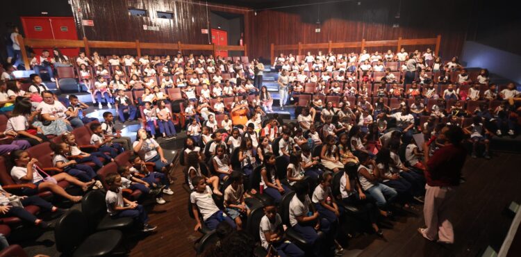 Prefeitura de Petrolina promove atividade cultural com estudantes em peça teatral