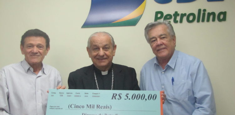 Dom Francisco recebe doação do destinada à restauração do Palácio Episcopal