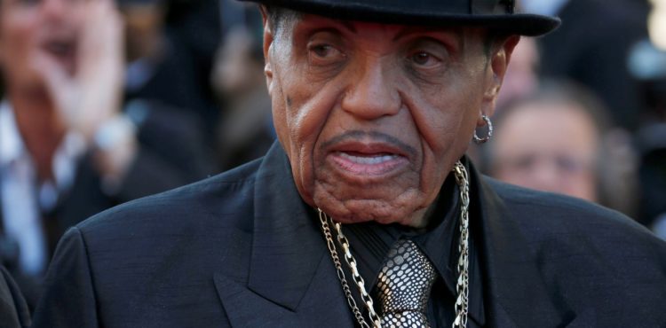 Pai de Michael Jackson morre aos 89 anos