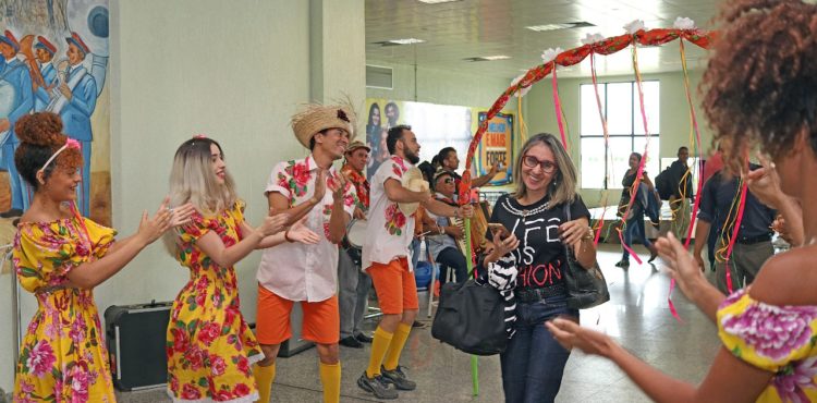 Turistas são surpreendidos com forró e quadrilha no aeroporto de Petrolina