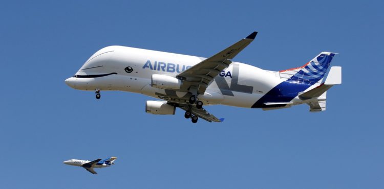 Novo avião gigante da Airbus, Beluga XL faz primeiro voo na França